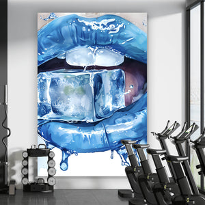 Aluminiumbild Blaue Lippen mit Eiswürfel Hochformat