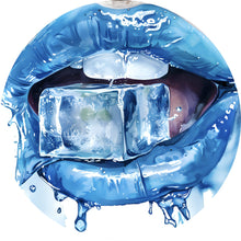 Lade das Bild in den Galerie-Viewer, Aluminiumbild gebürstet Blaue Lippen mit Eiswürfel Kreis
