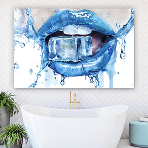 Aluminiumbild Blaue Lippen mit Eiswürfel Querformat