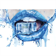 Lade das Bild in den Galerie-Viewer, Poster Blaue Lippen mit Eiswürfel Querformat

