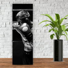 Lade das Bild in den Galerie-Viewer, Acrylglasbild Boxer im Training Schwarz Weiß Panorama Hoch
