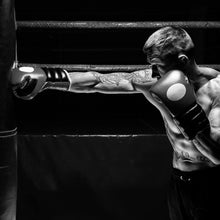 Lade das Bild in den Galerie-Viewer, Aluminiumbild Boxer im Training Schwarz Weiß Quadrat
