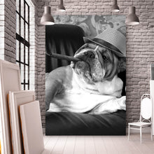 Lade das Bild in den Galerie-Viewer, Aluminiumbild gebürstet Bulldogge auf Ledersessel mit Zigarre und Hut Hochformat
