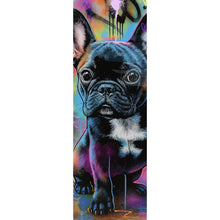 Lade das Bild in den Galerie-Viewer, Aluminiumbild gebürstet Bunte Bulldogge vor lebendigem Graffiti Hintergrund Panorama Hoch
