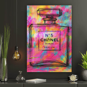 Leinwandbild Parfum vor farbenfrohem Hintergrund Hochformat