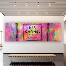 Lade das Bild in den Galerie-Viewer, Leinwandbild Parfum vor farbenfrohem Hintergrund Panorama
