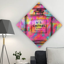 Lade das Bild in den Galerie-Viewer, Poster Parfum vor farbenfrohem Hintergrund Raute
