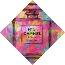 Lade das Bild in den Galerie-Viewer, Leinwandbild Parfum vor farbenfrohem Hintergrund Raute
