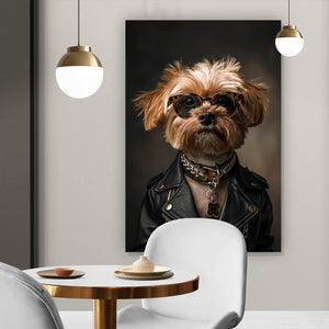 Poster Cooler kleiner Hund mit Lederjacke und Brille Hochformat