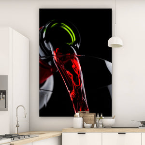 Poster Edler Wein fließt ins Glas Hochformat