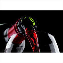 Lade das Bild in den Galerie-Viewer, Spannrahmenbild Edler Wein fließt ins Glas Querformat
