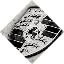 Lade das Bild in den Galerie-Viewer, Acrylglasbild Edles Emblem mit Regentropfen Raute
