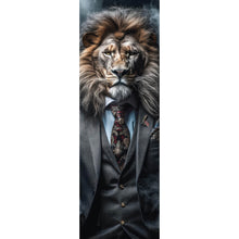 Lade das Bild in den Galerie-Viewer, Leinwandbild Edles Löwenporträt im eleganten Anzug Panorama Hoch
