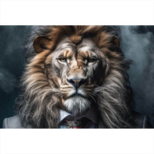 Lade das Bild in den Galerie-Viewer, Aluminiumbild Edles Löwenporträt im eleganten Anzug Querformat
