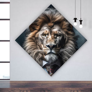 Acrylglasbild Edles Löwenporträt im eleganten Anzug Raute