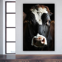 Lade das Bild in den Galerie-Viewer, Spannrahmenbild Eindrucksvolle Nahaufnahme einer Kuh Hochformat
