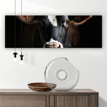 Lade das Bild in den Galerie-Viewer, Acrylglasbild Eindrucksvolle Nahaufnahme einer Kuh Panorama
