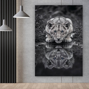 Spannrahmenbild Eindrucksvolles Löwenjunges Spiegelbild Hochformat