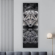Lade das Bild in den Galerie-Viewer, Leinwandbild Eindrucksvolles Löwenjunges Spiegelbild Panorama Hoch
