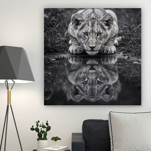Leinwandbild Eindrucksvolles Löwenjunges Spiegelbild Quadrat