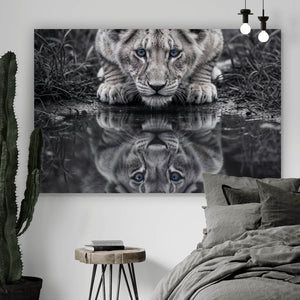 Leinwandbild Eindrucksvolles Löwenjunges Spiegelbild Querformat