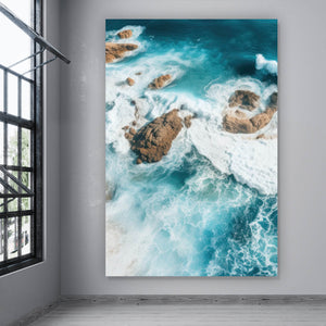Leinwandbild Eindrucksvolles Meeresrauschen auf Felsen Hochformat