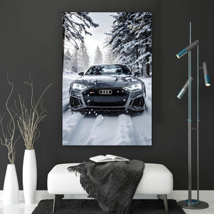 Poster Elegantes Auto fährt durch verschneiten Winterwald Hochformat