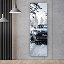 Lade das Bild in den Galerie-Viewer, Poster Elegantes Auto fährt durch verschneiten Winterwald Panorama Hoch
