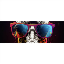 Lade das Bild in den Galerie-Viewer, Aluminiumbild Farbenfrohe Giraffe mit Sonnenbrille Panorama
