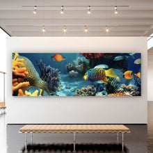 Lade das Bild in den Galerie-Viewer, Poster Farbenfrohes Korallenriff mit exotischen Fischen und Lichtstrahlen Panorama
