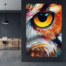 Lade das Bild in den Galerie-Viewer, Spannrahmenbild Faszinierendes buntes Eulen Porträt Hochformat
