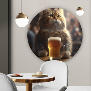 Aluminiumbild Flauschige Katze genießt Bier in gemütlicher Kneipe Kreis