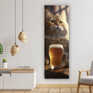 Leinwandbild Flauschige Katze genießt Bier in gemütlicher Kneipe Panorama Hoch