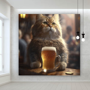 Leinwandbild Flauschige Katze genießt Bier in gemütlicher Kneipe Quadrat