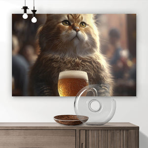 Leinwandbild Flauschige Katze genießt Bier in gemütlicher Kneipe Querformat