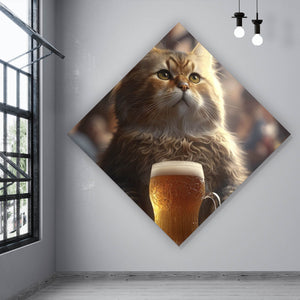 Leinwandbild Flauschige Katze genießt Bier in gemütlicher Kneipe Raute