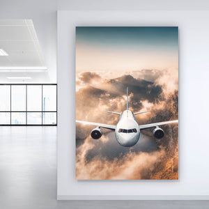 Poster Flugzeug über beeindruckender Berglandschaft Hochformat