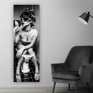Poster Frau auf Toilette Panorama Hoch
