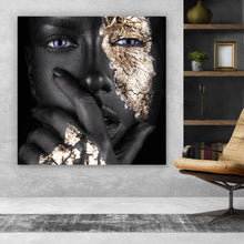 Lade das Bild in den Galerie-Viewer, Aluminiumbild Frau mit Gold Make-Up Quadrat
