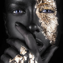 Lade das Bild in den Galerie-Viewer, Aluminiumbild Frau mit Gold Make-Up Quadrat

