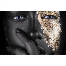 Lade das Bild in den Galerie-Viewer, Aluminiumbild Frau mit Gold Make-Up Querformat
