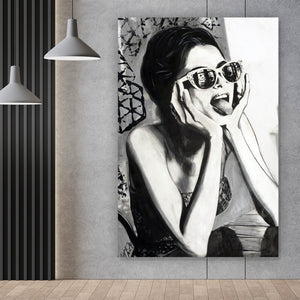 Leinwandbild Frau mit Sonnenbrille und frechem Gesichtsausdruck Hochformat