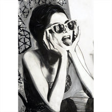 Lade das Bild in den Galerie-Viewer, Spannrahmenbild Frau mit Sonnenbrille und frechem Gesichtsausdruck Hochformat
