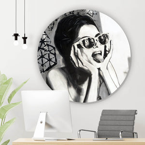 Aluminiumbild Frau mit Sonnenbrille und frechem Gesichtsausdruck Kreis