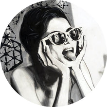 Lade das Bild in den Galerie-Viewer, Aluminiumbild gebürstet Frau mit Sonnenbrille und frechem Gesichtsausdruck Kreis
