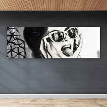 Lade das Bild in den Galerie-Viewer, Aluminiumbild Frau mit Sonnenbrille und frechem Gesichtsausdruck Panorama

