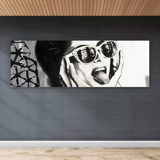 Aluminiumbild Frau mit Sonnenbrille und frechem Gesichtsausdruck Panorama