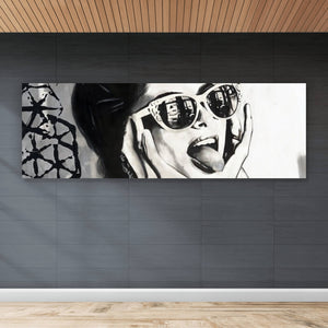 Leinwandbild Frau mit Sonnenbrille und frechem Gesichtsausdruck Panorama