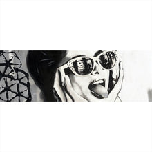 Lade das Bild in den Galerie-Viewer, Aluminiumbild Frau mit Sonnenbrille und frechem Gesichtsausdruck Panorama
