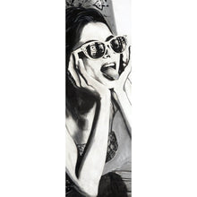 Lade das Bild in den Galerie-Viewer, Leinwandbild Frau mit Sonnenbrille und frechem Gesichtsausdruck Panorama Hoch
